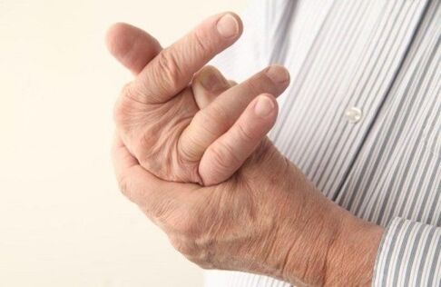 Pain in the joints of the fingers in an elderly person